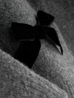 Velvet Bow Embellished Piullover