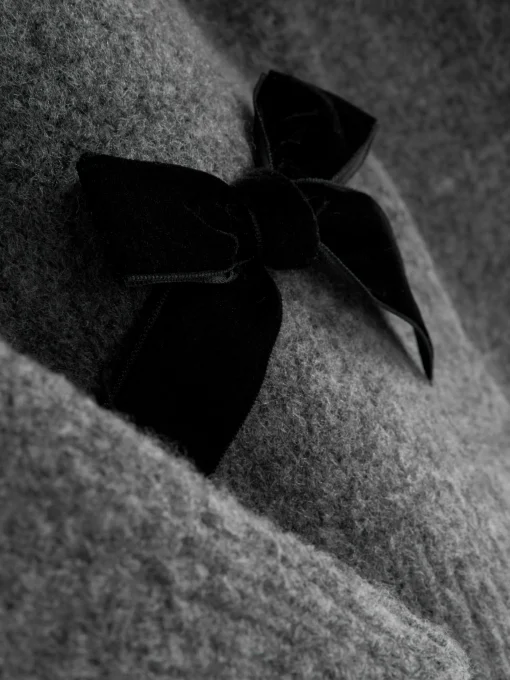 Velvet Bow Embellished Piullover